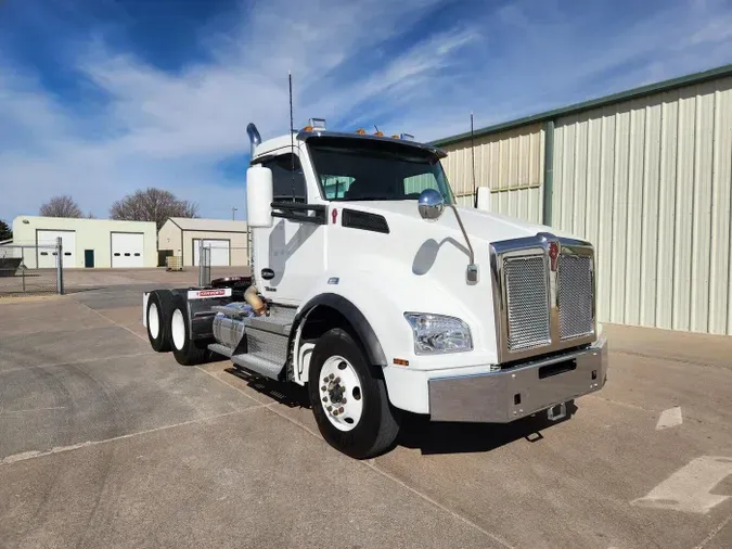 2023 Kenworth T880