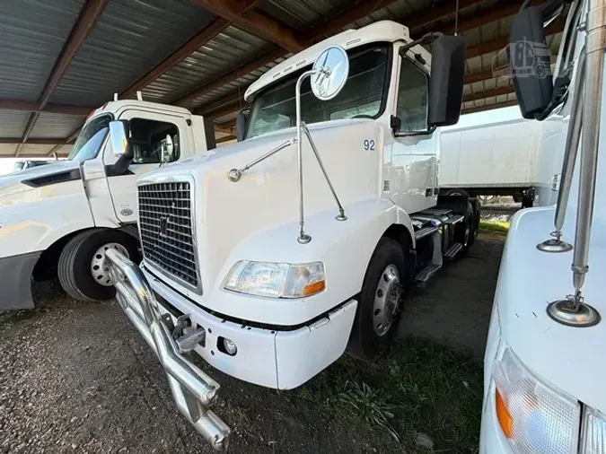 2014 VOLVO VNM64T2001a5df76f4c476555937d4ad225eecc2c