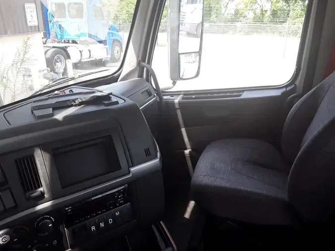 2019 VOLVO VNR42T 300