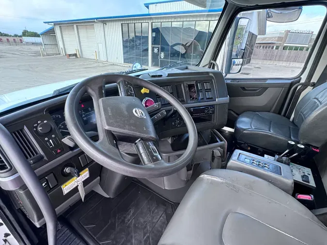 2019 VOLVO VHD ROLL OFF