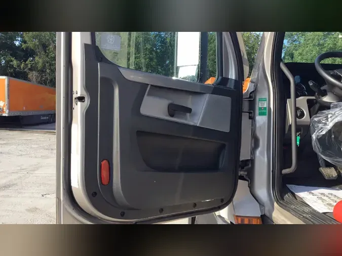 2021 Freightliner Cascadia 126