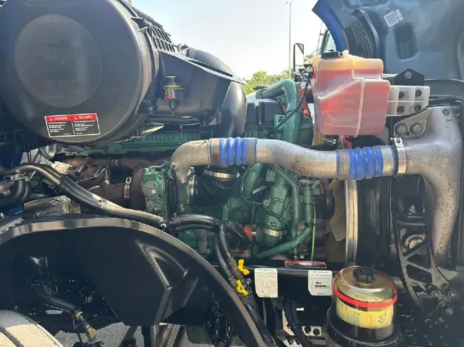 2019 VOLVO VNL64T760
