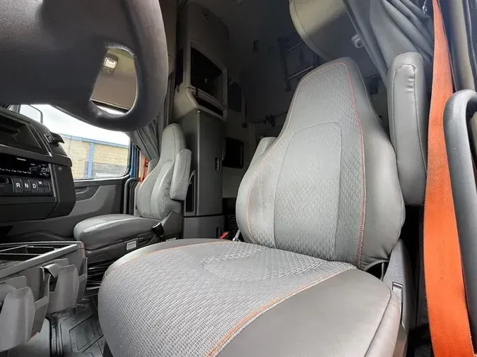 2021 VOLVO VNL760