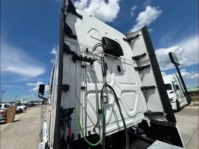 2022 Freightliner Cascadia 126