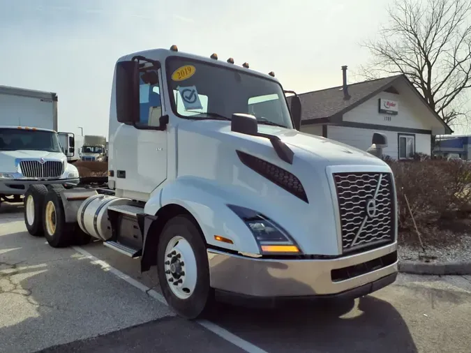 2019 VOLVO VNL64T-300