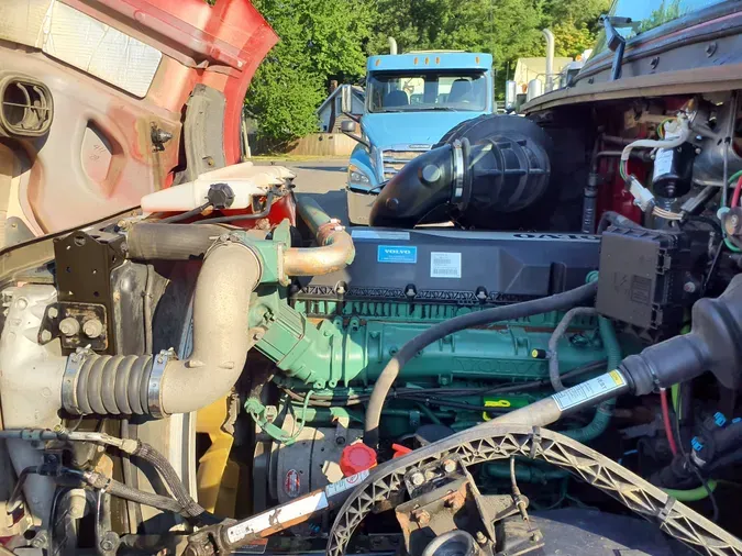 2017 VOLVO VNL64TRACTOR