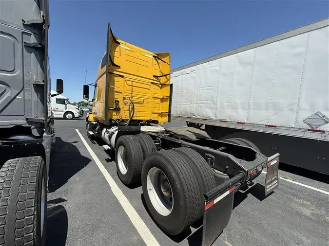 2016 VOLVO VNL670