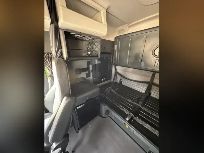 2021 FREIGHTLINER Cascadia 126