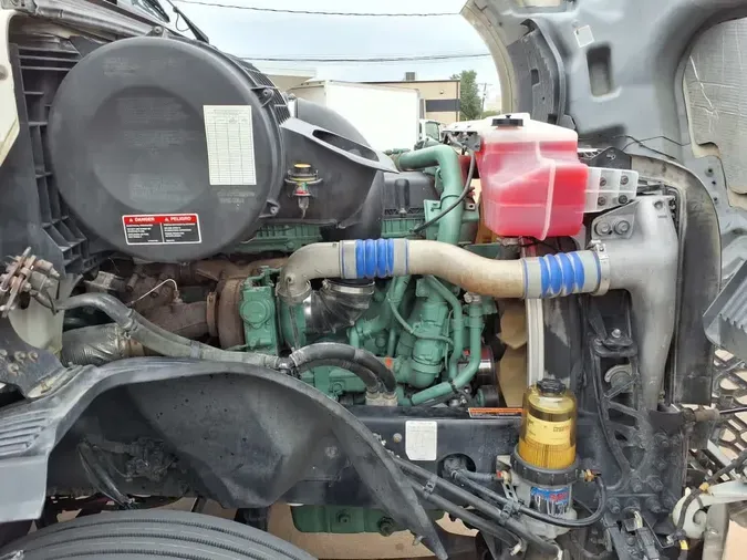 2019 VOLVO VNL42T 300