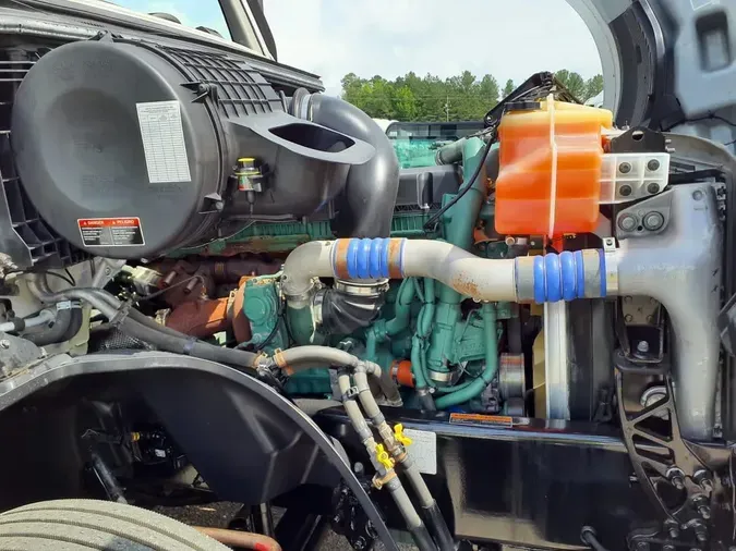 2020 VOLVO VNL64T-760