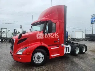 2020 VOLVO VNR64T300