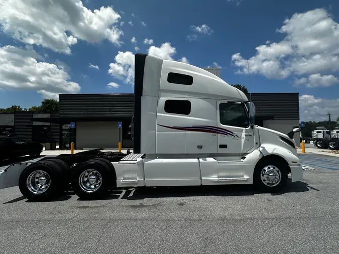 2022 Volvo VNL64T760