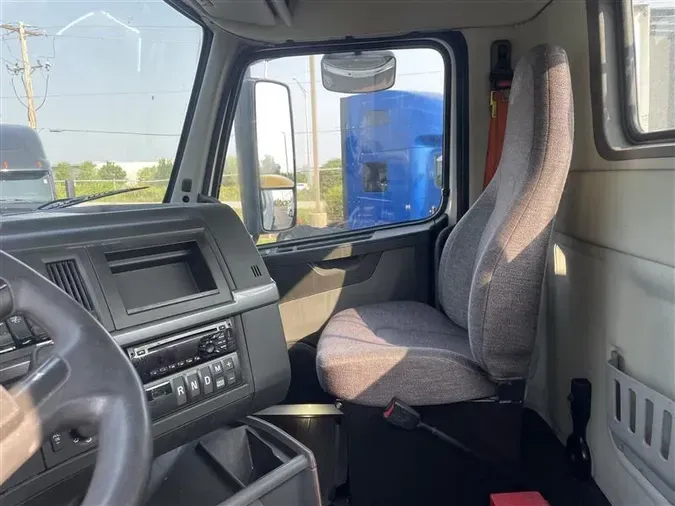 2020 VOLVO VNR64T300