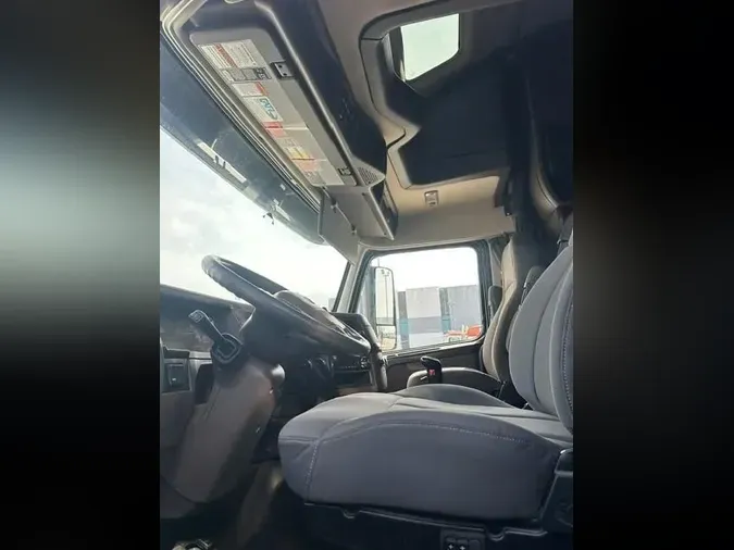 2017 Volvo VNL7801ab0e06f8dfe660d334710ddded41483