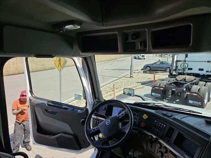 2020 VOLVO VNL64T760