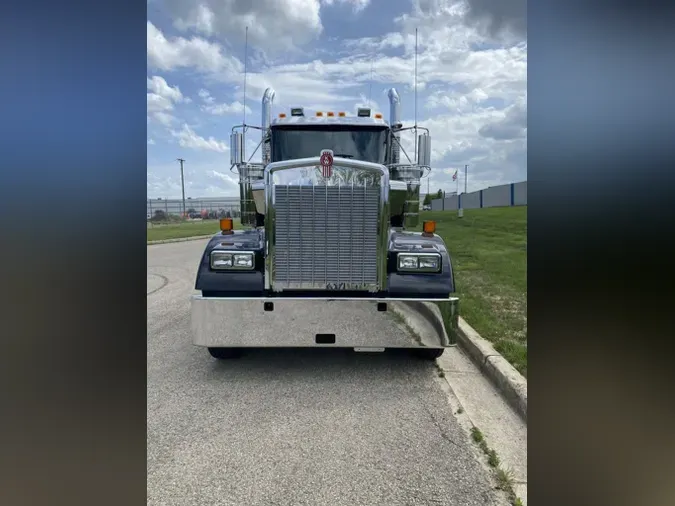 2025 Kenworth W900