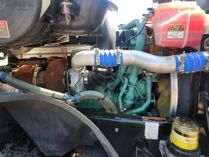 2025 VOLVO VNL64T760