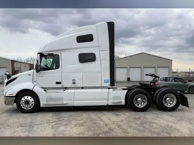 2021 VOLVO VNL64T760