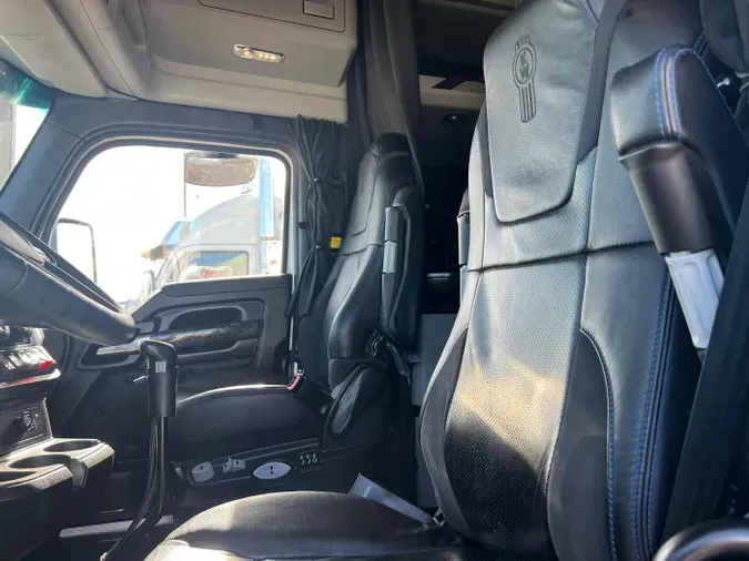 2023 Kenworth W990