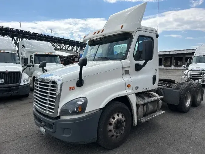 2017 Freightliner X12564ST