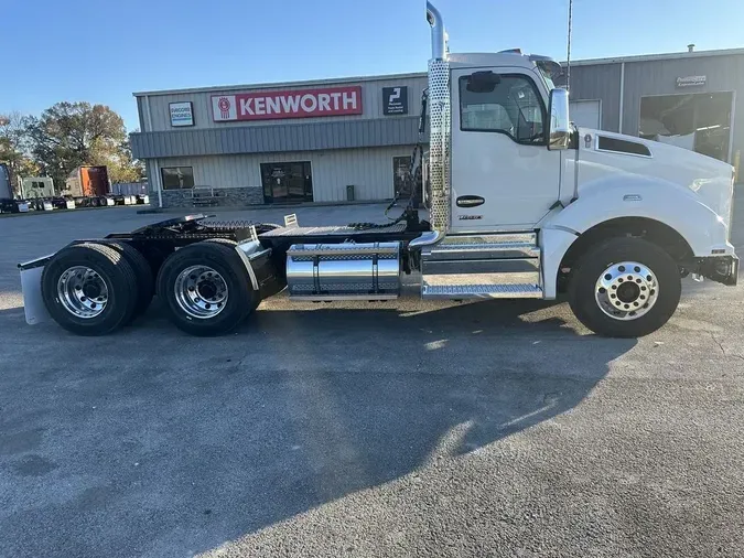 2025 Kenworth T880