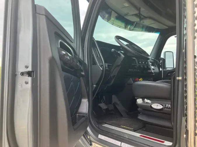 2024 Kenworth W990