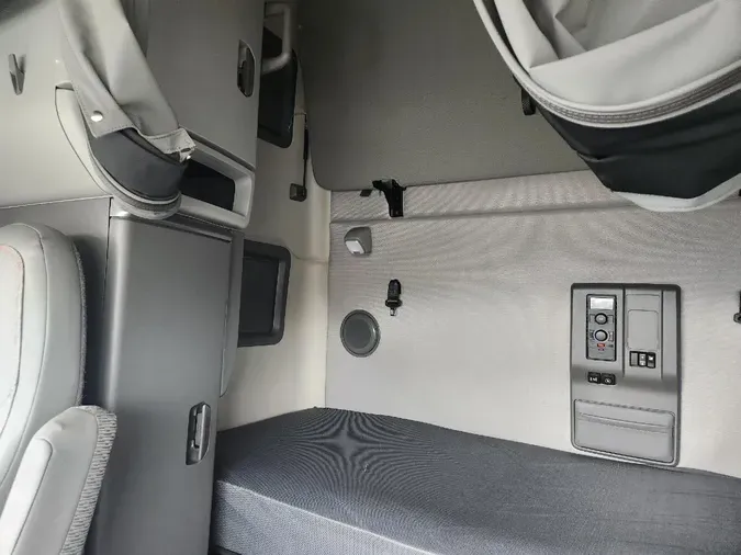 2025 VOLVO VNL64T760