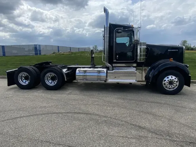 2025 Kenworth W900