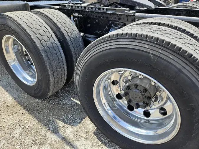 2023 VOLVO VNL64T860