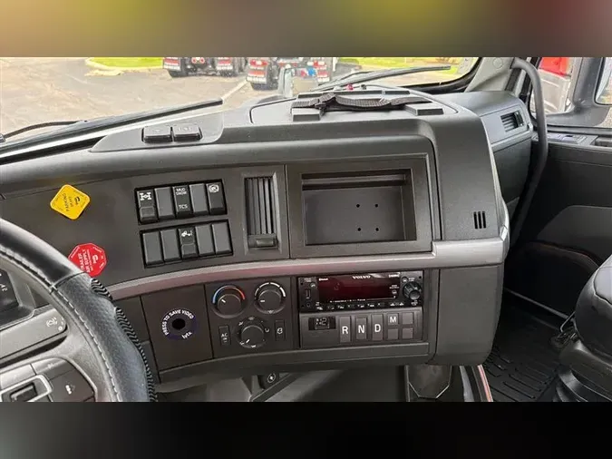 2023 VOLVO VNR64T300
