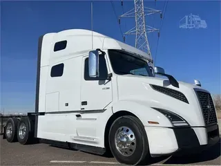 2021 VOLVO VNL64T760