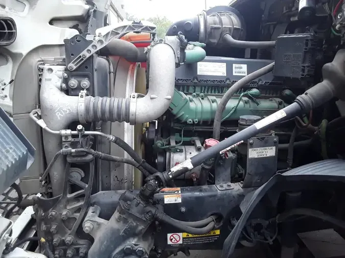 2019 VOLVO VNR42T 300