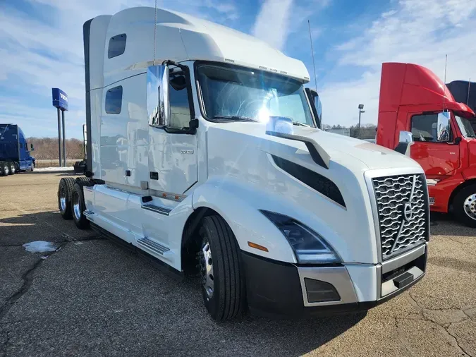 2025 VOLVO VNL64T760
