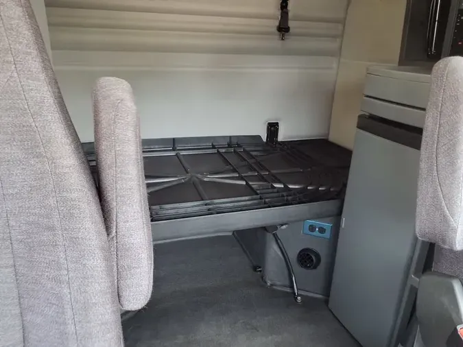 2020 VOLVO VNR64T-640