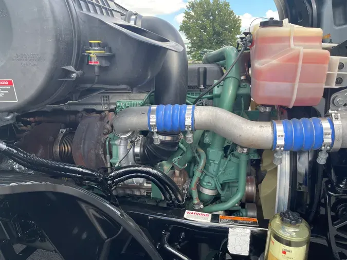 2023 VOLVO VNL64T860
