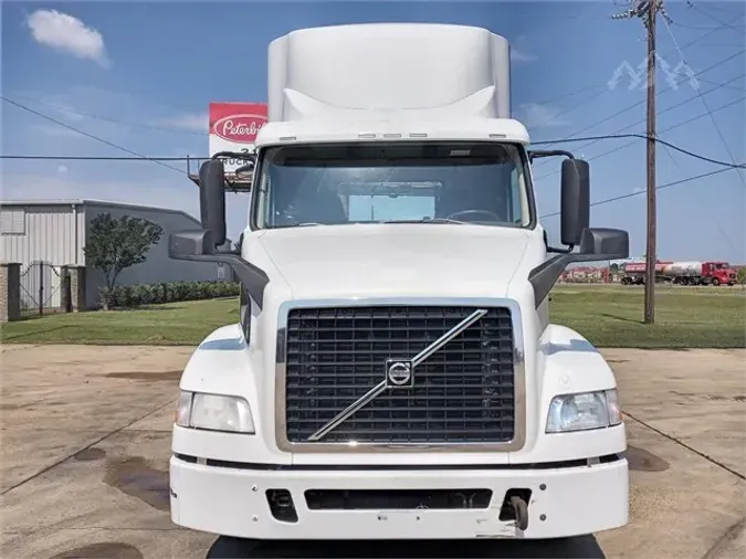 2015 VOLVO VNM64T200