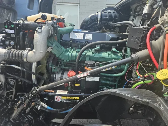 2022 VOLVO VNL64T740