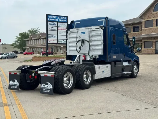 2021 FREIGHTLINER Cascadia 1261b611b0b444bf8700111873be2ba88eb