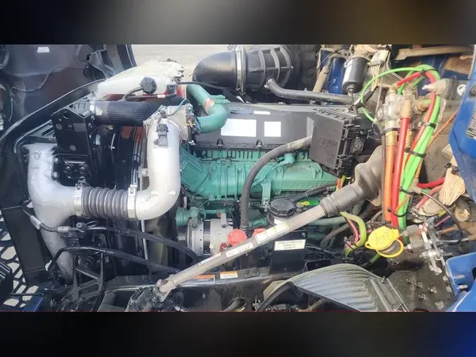 2021 VOLVO VNR64T640