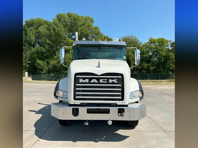 2020 MACK GR64BT