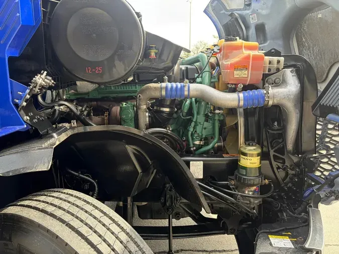 2023 VOLVO VNL64T860