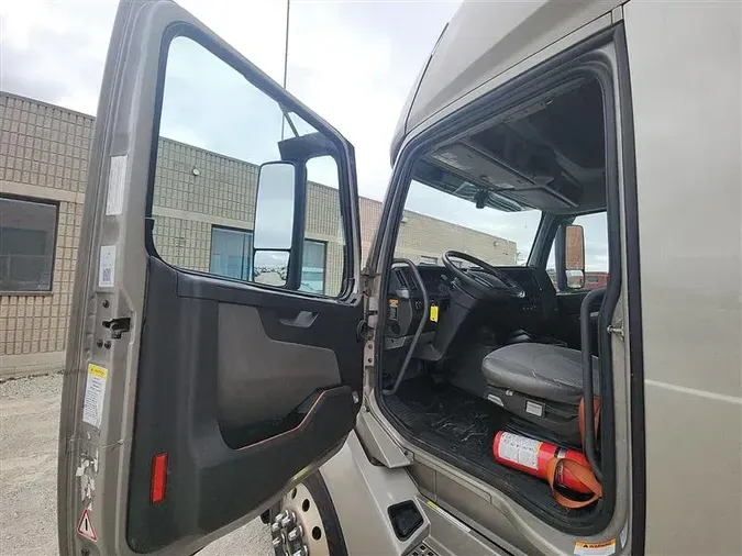 2021 VOLVO VNL760