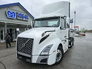 2021 VOLVO VNL300