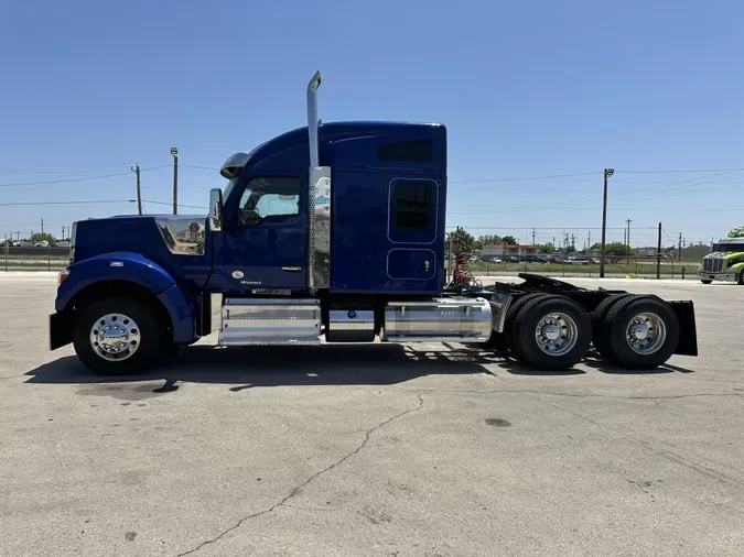 2022 Kenworth W990