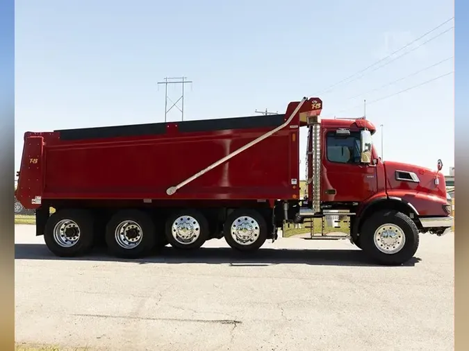 2023 VOLVO VHD104B300