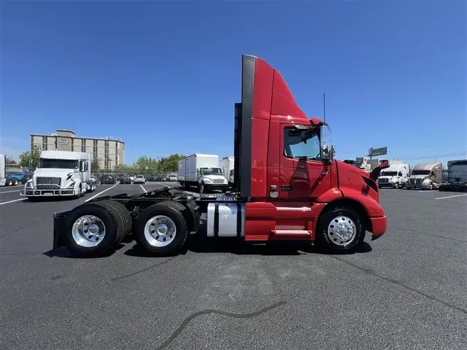 2020 VOLVO VNR300