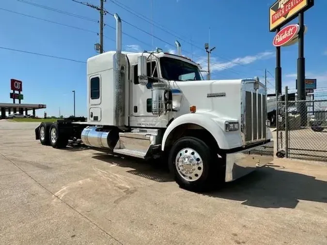 2023 Kenworth W900