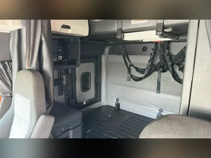 2021 Freightliner Cascadia 126