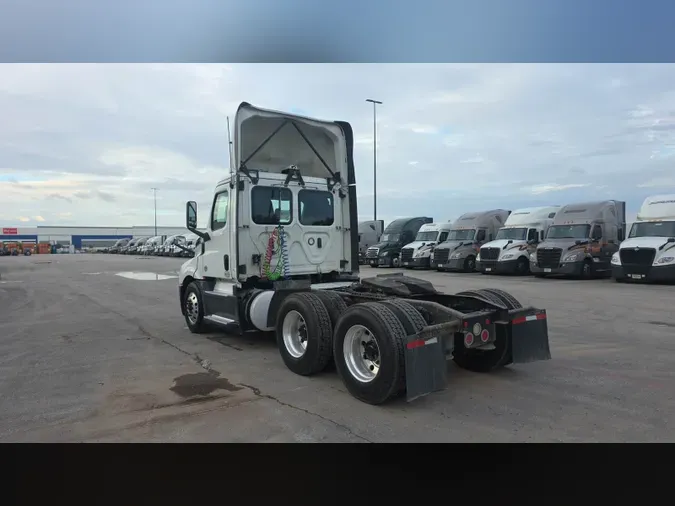 2020 Freightliner Cascadia 126