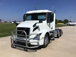 2022 VOLVO VNR64T300